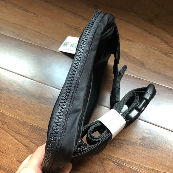NWT LARGE 2L Lululemon Everywhere Belt Bag Black - Picture 6 of 10